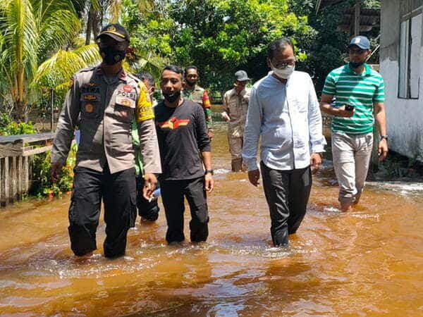 Peduli Korban Banjir, Kapolsek Muara Pawan Berikan Bantuan Sembako ke Warga Desa Mayak