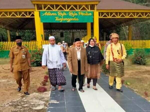 Pulang Kampung, Hamzah Haz Ziarah ke Makam Keluarga dan Raja Tanjungpura