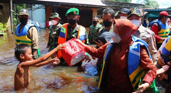 Serahkan Bantuan Banjir Sekadau, Risma Pastikan Stok Logistik Selalu Siap