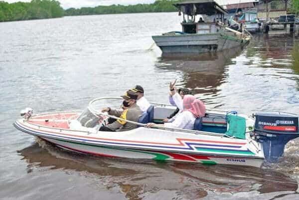 Bupati Martin Serahkan Bantuan Dua Unit Speedboat di Kecamatan MHS