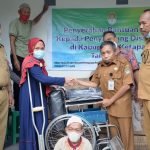 Dinsos dan PPDI Serahkan Bantuan 21 Kursi Roda ke Penyandang Disabilitas Ketapang 16
