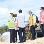 Jokowi Tinjau Pembangunan Tanggul Pengendali Banjir di Kampung Ladang Sintang 8