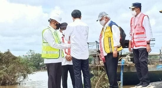 Jokowi Tinjau Pembangunan Tanggul Pengendali Banjir di Kampung Ladang Sintang 1