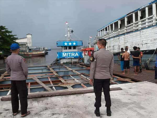 Kapal Milik Warga Ketapang Terbakar di Dermaga Sukabangun