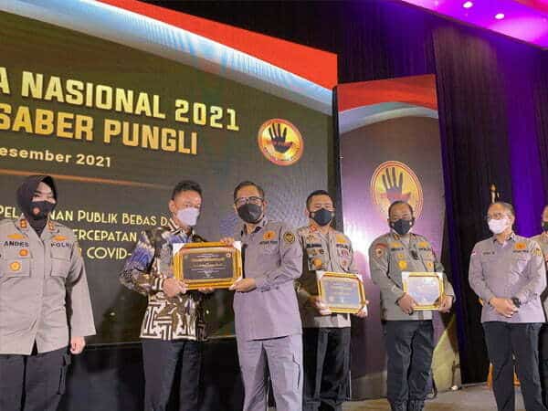 Komitmen Kikis Pungli, Wali Kota Edi Dianugerahi Penghargaan dari Saber Pungli RI
