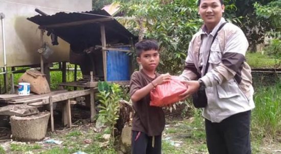 Pasca Banjir Melawi, LAZISNU dan FKPAI Salurkan Bantuan untuk Korban
