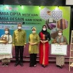 Pengrajin Binaan Dekranasda Kapuas Hulu Borong Juara Lomba Desain Kain Tenun Khas Kalbar