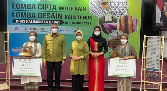 Pengrajin Binaan Dekranasda Kapuas Hulu Borong Juara Lomba Desain Kain Tenun Khas Kalbar
