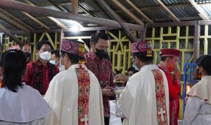 Bupati Sis Natal Bersama Keluarga Besar Dayak Kantuk di Pala Pulau