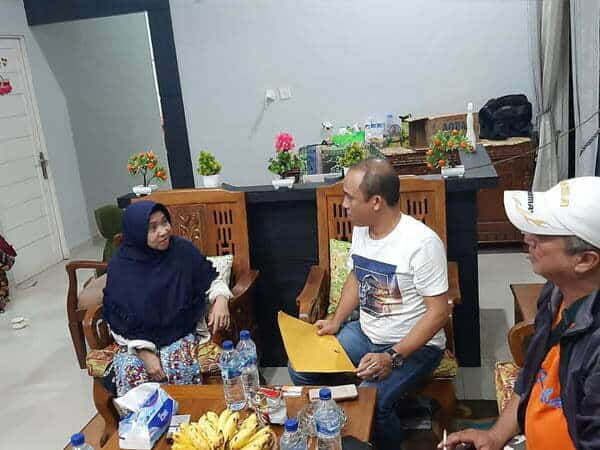 Dian Eka Muchairi Bantu Korban Puting Beliung, Khadijah: Alhamdulillah Tak Kehujanan Lagi