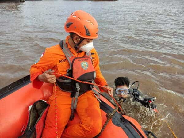 Melompat ke Sungai Saat Kapal Terbakar, Satu ABK Tongkang SPOB Rezeki Hilang