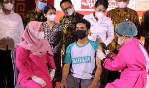 Pasar Modal Gandeng Alumni ITB Gelar Vaksinasi di Singkawang