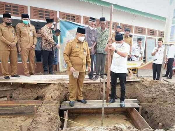 Sekda dan Ketua DPRD Ketapang Letakan Batu Pertama Pembangunan Masjid Babul Jannah Mulia Baru