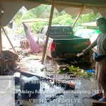 Supir Mengantuk, Mobil Hilux PT Arrtu Plantation Tabrak Bengkel Warga di Tumbang Titi Ketapang