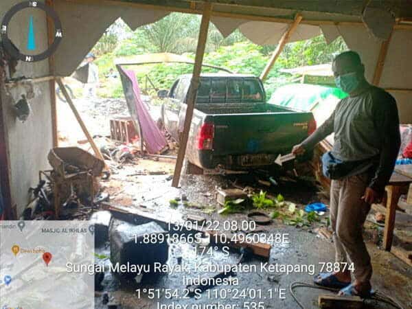 Supir Mengantuk, Mobil Hilux PT Arrtu Plantation Tabrak Bengkel Warga di Tumbang Titi Ketapang