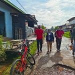 Bupati Kapuas Hulu Fransiskus Diaan ketika meninjau kerusakan Jalan Amin Kecamatan Putussibau Utara menggunakan sepeda.