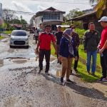 Bupati Kapuas Hulu Fransiskus Diaan (topi putih) ketika meninjau kerusakan ruas Jalan Amin dan KS Tubun Kecamatan Putussibau Utara