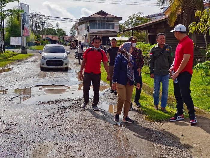 Bupati Kapuas Hulu Fransiskus Diaan (topi putih) ketika meninjau kerusakan ruas Jalan Amin dan KS Tubun Kecamatan Putussibau Utara
