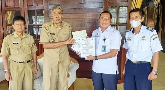 Bupati Sintang Jarot Winarno menerima hibah Eks Bandara Susilo dari Dirjen Perhubungan Udara Kemenhub