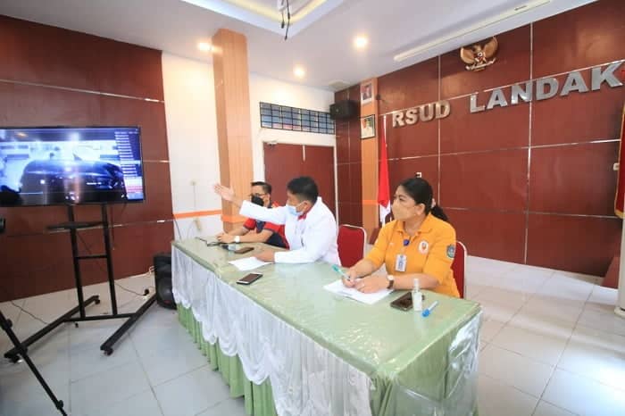 Direktur RSUD Landak dr Wahyu Purnomo memperlihat rekaman CCTV saat jumpa pers terkait keluhan pelayanannya via Medsos