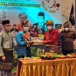 Gubernur Kalbar Sutarmidji memberikan potongan tumpeng kepada Ketua POM Agus Setiadi