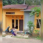 Hendri Gunawan bermain dengan buah hati di depan rumah impiannya, program Kredit Kepemilikan Rumah (KPR) bagi Masyarakat Berpenghasilan Rendah (MBR) dari Bank Tabungan Negara (BTN) di Kompleks Amy Cendana 1, Jalan Cendana, Sungai Rengas, Kubu Raya