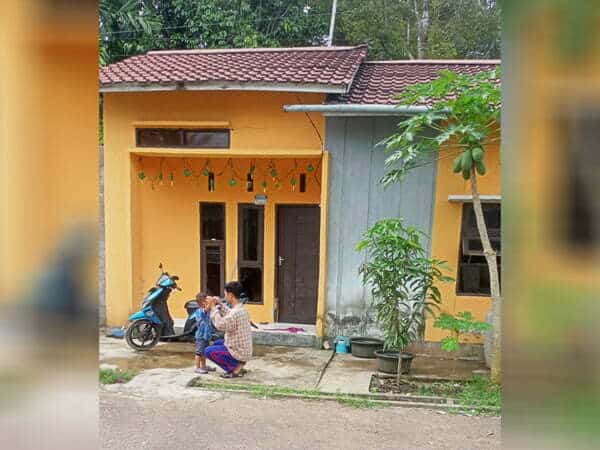 Hendri Gunawan bermain dengan buah hati di depan rumah impiannya, program Kredit Kepemilikan Rumah (KPR) bagi Masyarakat Berpenghasilan Rendah (MBR) dari Bank Tabungan Negara (BTN) di Kompleks Amy Cendana 1, Jalan Cendana, Sungai Rengas, Kubu Raya