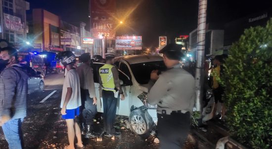 Mobil Tabrak Tiang Listrik di Pontianak, Sopir Bau Alkohol dan Sempoyongan 1