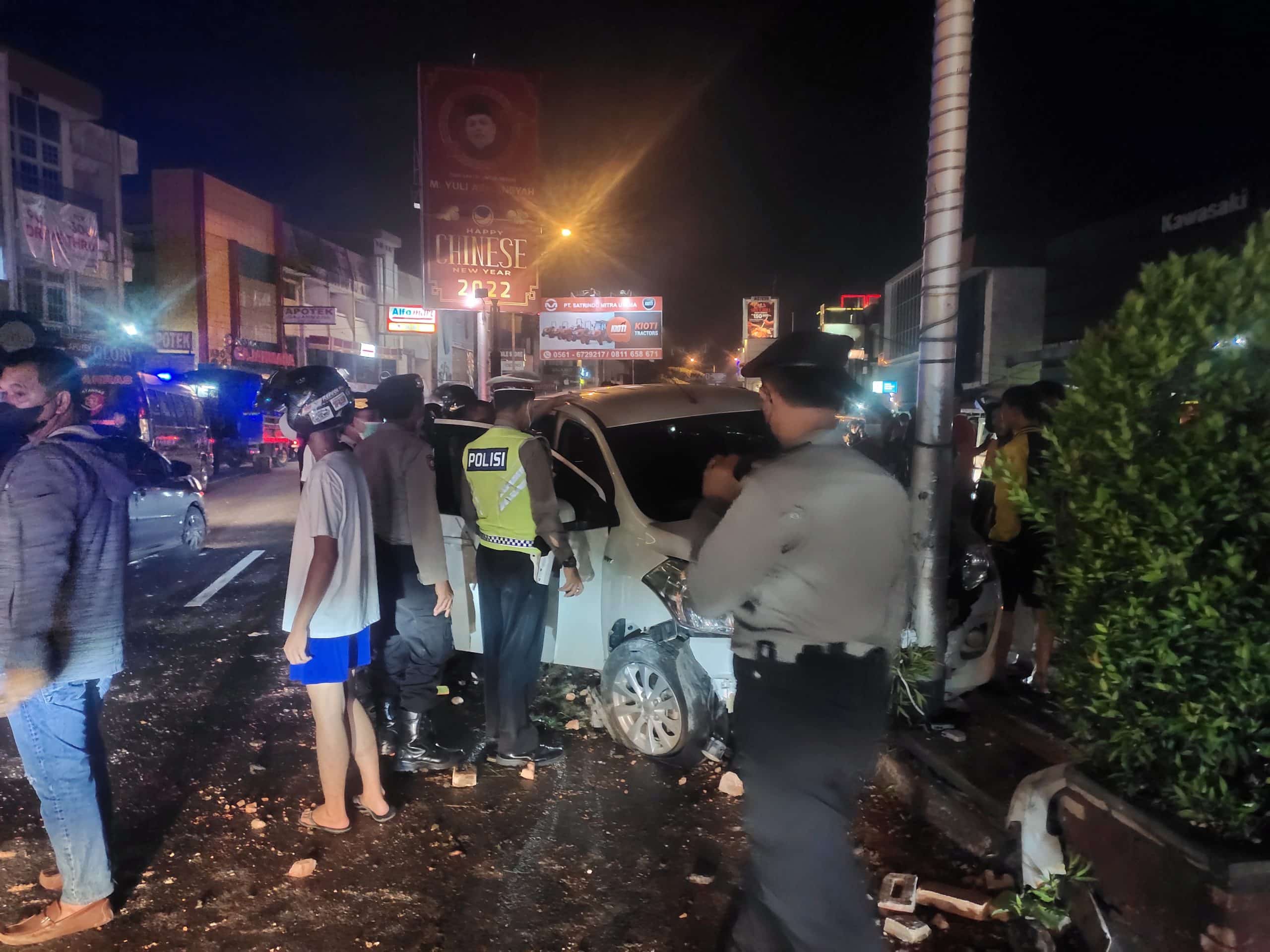 Mobil Tabrak Tiang Listrik di Pontianak, Sopir Bau Alkohol dan Sempoyongan 1