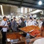 Jajaran Pemkot Pontianak bersama Tim Pengendali Inflasi Daerah melakukan sidak pasar, memantau ketersediaan pangan untuk mencegah terjadinya inflasi
