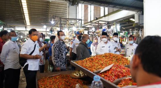 Jajaran Pemkot Pontianak bersama Tim Pengendali Inflasi Daerah melakukan sidak pasar, memantau ketersediaan pangan untuk mencegah terjadinya inflasi