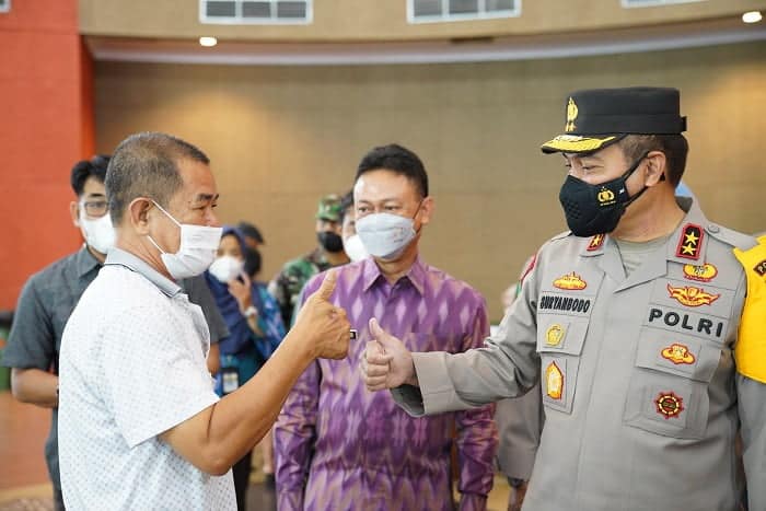 Kapolda Kalbar Irjen Pol Drs Suryanbodo Asmoro, MM bersama Wali Kota Pontianak Edi Rusdi Kamtono meninjau pelaksanaan vaksinasi massal di Gedung PCC.