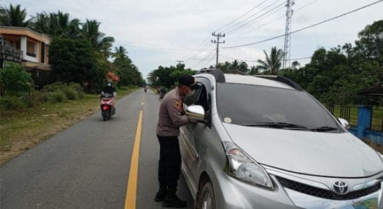 Kapolsek Muara Pawan dan jajarannya mencegat pengendara di Jalan Ketapang-Siduk yang belum menjalani vaksinasi Covid-19 untuk disuntikkan vaksin Covid-19