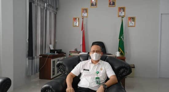 Kepala Kantor Kemenag Ketapang Ikhwan Pohan saat diwawancarai wartawan terkait aturan pengeras suara masjid yang diterbitkan Menag Yaqut