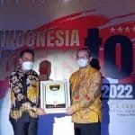 Ketua DPRD Kabupaten Kapuas Hulu Kuswandi (kiri) menerima Indonesia Leaders Top Awards 2022 dari Seven Media Asia