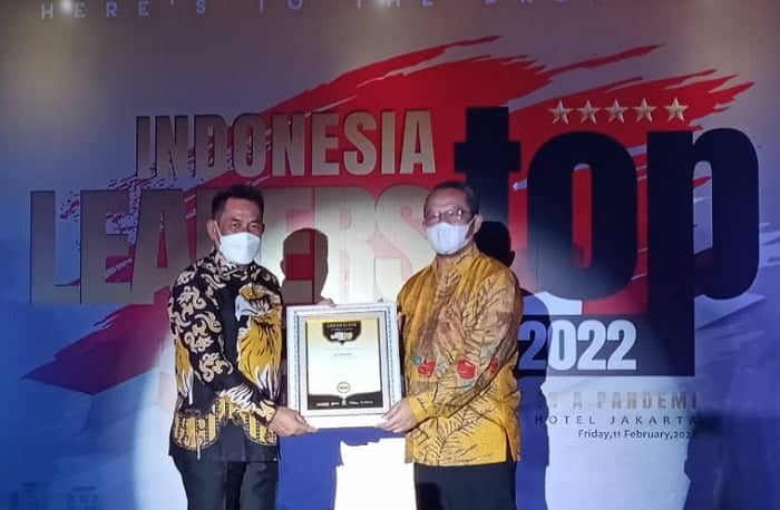 Ketua DPRD Kabupaten Kapuas Hulu Kuswandi (kiri) menerima Indonesia Leaders Top Awards 2022 dari Seven Media Asia