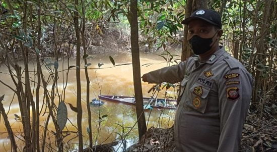 Polisi menunjukkan lokasi penemuan mayat Andan di Sungai Entodan