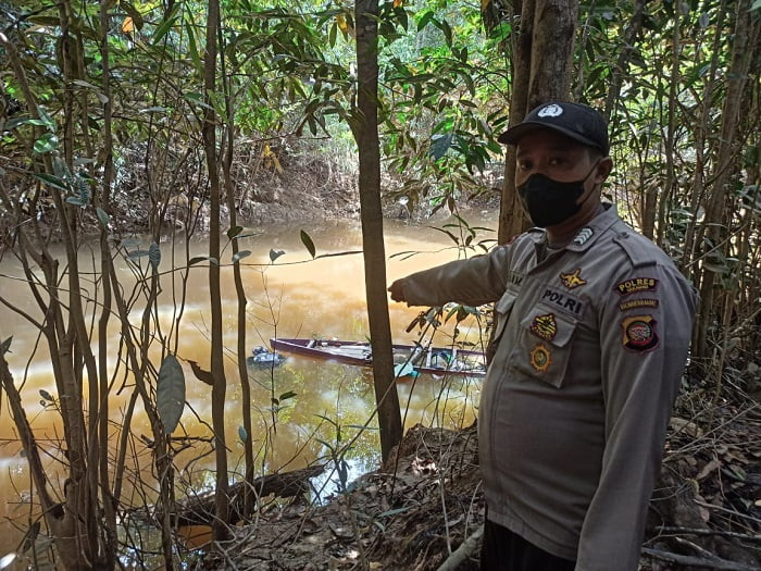 Polisi menunjukkan lokasi penemuan mayat Andan di Sungai Entodan