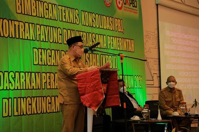Sekda Kota Pontianak Mulyadi memberikan sambutan dalam Bimtek Konsolidasi Pengadaan Barang dan Jasa di Hotel Ibis Pontianak, Senin 21 Februari 2022