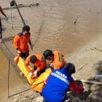 Tim SAR Gabungan saat melakukan evakuasi jasad Manan yang terseret arus Sungai Kapuas saat hendak wudhu