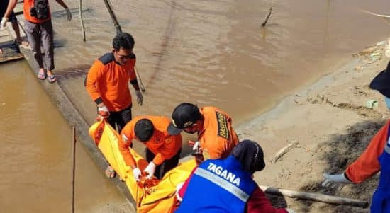 Tim SAR Gabungan saat melakukan evakuasi jasad Manan yang terseret arus Sungai Kapuas saat hendak wudhu