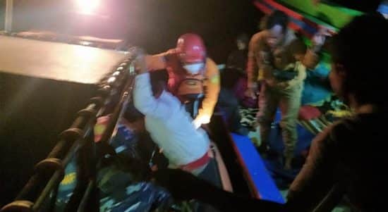 Tim SAR Gabungan saat melakukan evakuasi terhadap penumpang kapal nelayan yang mati mesin di perairan Ketapang