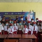 Wakil Bupati Kapuas Hulu Wahyudi Hidayat foto bersama peserta Vaksinasi Anak