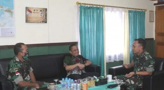 Wakil Bupati Kayong Utara Effendi Ahmad (tengah) sangat berkunjung ke Makodim 1203 Ketapang