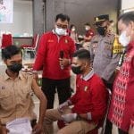 Wakil Gubernur Kalbar Ria Norsan meninjau pelaksanaan vaksinasi Covid-19 pelajar SMK Negeri 1 Sintang