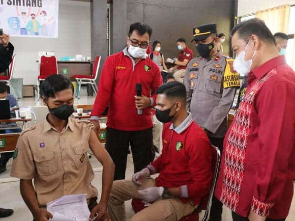 Wakil Gubernur Kalbar Ria Norsan meninjau pelaksanaan vaksinasi Covid-19 pelajar SMK Negeri 1 Sintang