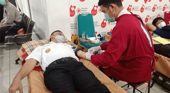 Wali Kota Pontianak Edi Kamtono mendonorkan darahnya usai meluncurkan layanan Hotline Service PMI Pontianak via HP
