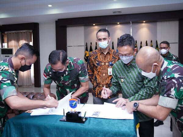 Wali Kota Pontianak Edi Rusdi Kamtono dan Pangdam XII Tpr Mayjen TNI Sulaiman Agusto menandatangani kesepakatan pinjam pakai lahan Tugu Khatulistiwa