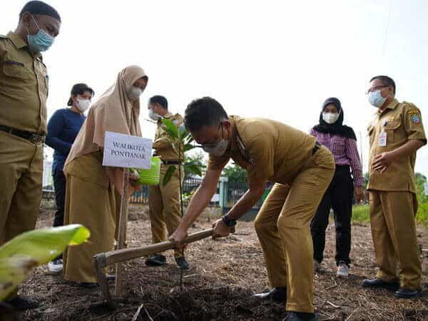 Wali Kota Pontianak Edi Rusdi Kamtono meminta Dinas Lingkungan Hidup (DLH) Kota Pontianak untuk menyediakan bank sampah mini di sekolah-sekolah. Hal itu dia sampaikan saat menanam pohon di halaman SDN 33 dan SMPN 28 Pontianak Utara