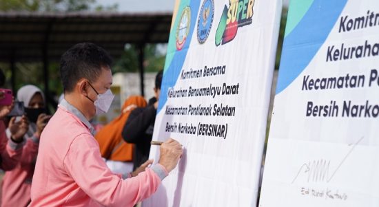 Wali Kota Pontianak Edi Rusdi Kamtono menandatangani Komitmen Bersama Kelurahan dan Kecamatan Pontianak Selatan Bersih dari Narkoba (Bersinar).